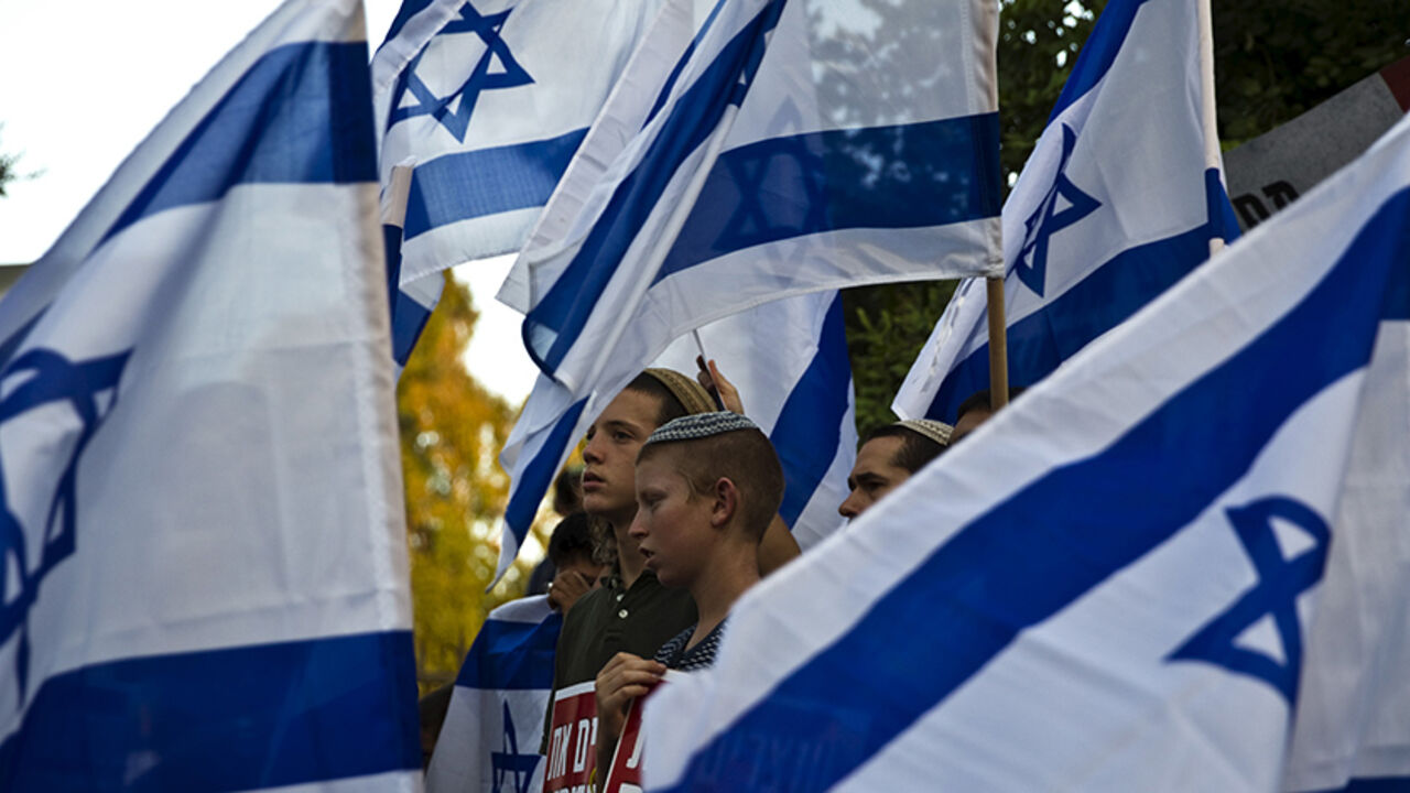 ISRAEL-PALESTINIANS/VIOLENCE Right-wing activists hold Israeli national flags during a demonstration calling on the Israeli government to take action against recent violence in Jerusalem July 1, 2015. REUTERS/Ronen Zvulun - RTX1INCU
