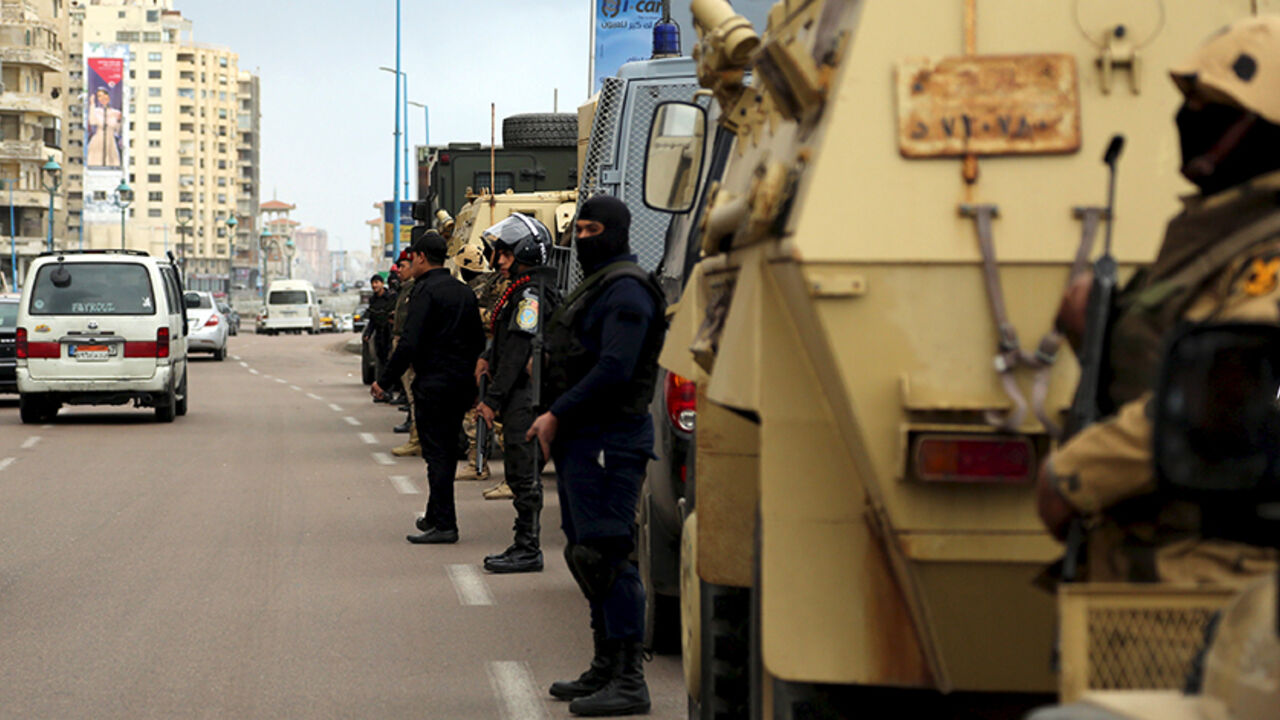 EGYPT-REVOLT/ANNIVERSARY Security forces stand guard in Alexandria during the fifth anniversary of the uprising that ended the 30-year reign of Hosni Mubarak, Egypt, January 25, 2016. REUTERS/Asmaa Waguih - RTX23Y7U