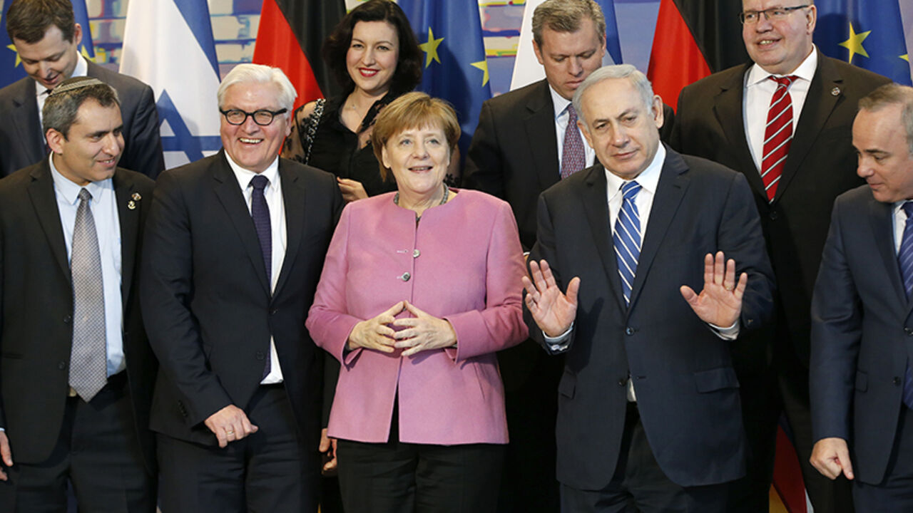ISRAEL-NETANYAHU/ Israeli Prime Minister Benjamin Netanyahu (2R) and German Chancellor Angela Merkel (C) pose for a group picture with their delegations at the Chancellery in Berlin, Germany, February 16, 2016. REUTERS/Fabrizio Bensch TPX IMAGES OF THE DAY - RTX275MJ