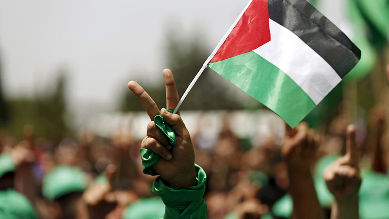 PALESTINIANS-POLITICS/ A student supporting Hamas holds a Palestinian flag in a rally during an election campaign for the student council at the Birzeit University in the West Bank city of Ramallah April 26, 2016. REUTERS/Mohamad Torokman - RTX2BOVO