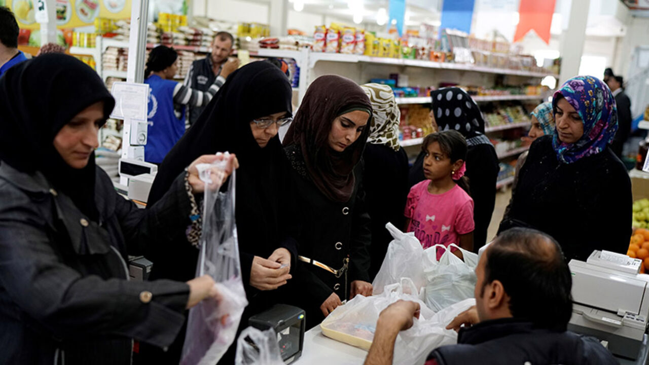 Syrian refugees shop at a market at Harran refugee camp in the Sanliurfa province, Turkey April 26, 2016. REUTERS/Umit Bektas                              - RTX2BPLG