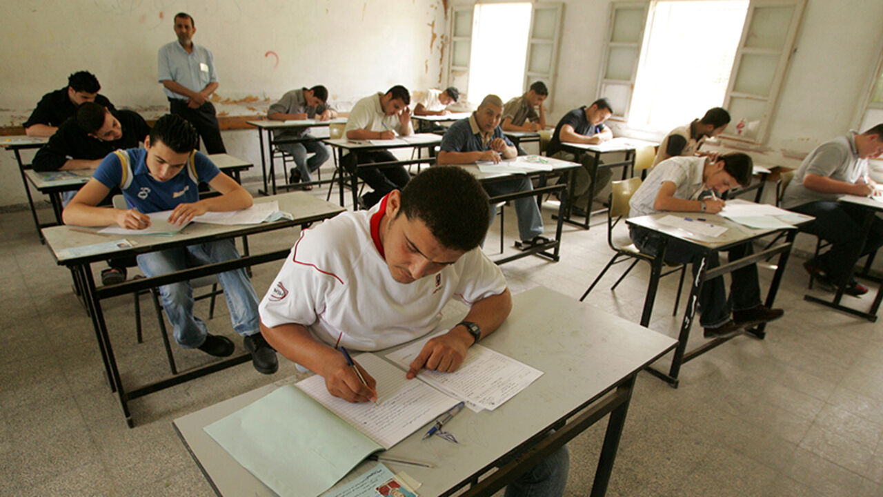 PALESTINIANS-ISRAEL/ Palestinian students undergo their final exam at a school in Gaza June 11, 2007. The test began on schedule, but most pupils took circuitous routes to their schools in a bid to avoid the gunmen as the sounds of shooting punctuated the air, witnesses said. REUTERS/Mohammed Salem (GAZA) - RTR1QOYW