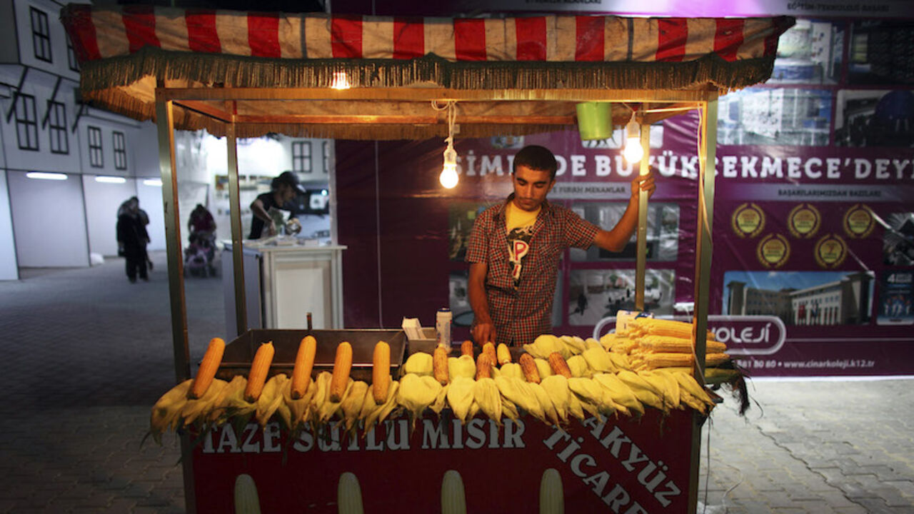 A vendor, selling corn, waits for customers after iftar, or the breaking of the fast meal in Beylikduzu, a district of Istanbul August 1, 2011. Muslims around the world abstain from eating, drinking and conducting sexual relations from sunrise to sunset during Ramadan, the holiest month in the Islamic calendar. REUTERS/Osman Orsal (TURKEY - Tags: RELIGION SOCIETY FOOD) - RTR2PJ7R