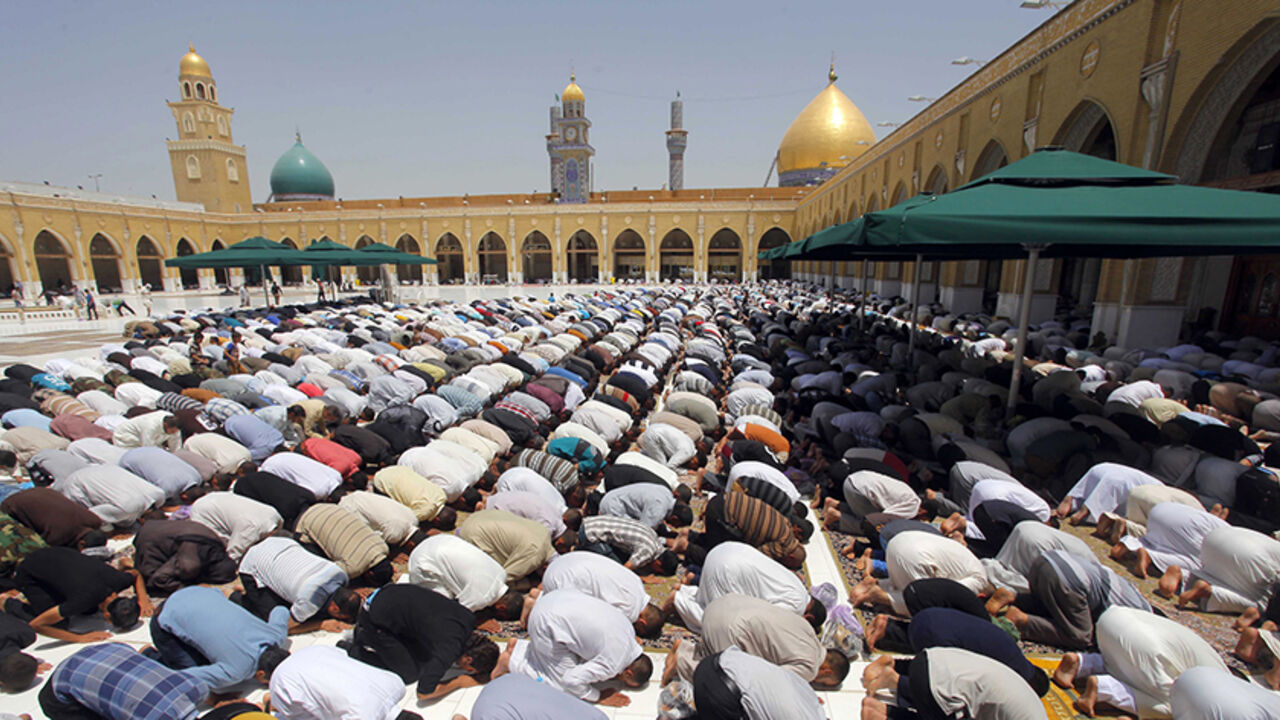 IRAQ/ Shi'ite worshippers attend Friday prayers in Kufa mosque near Najaf, south of Baghdad, June 20, 2014. REUTERS/ Alaa Al-Marjani (IRAQ - Tags: RELIGION) - RTR3UU6Z