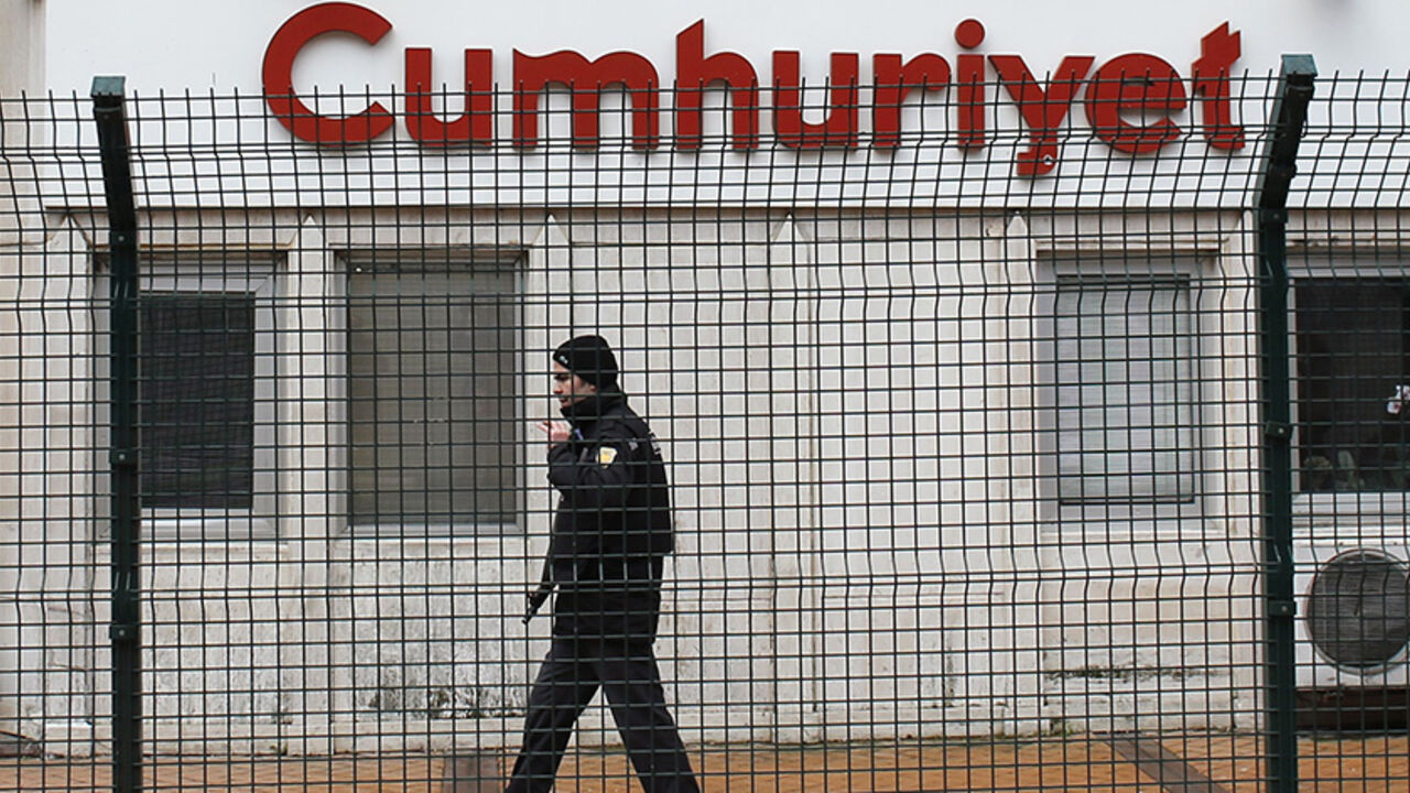 FRANCE-SHOOTING/TURKEY A private security employee stands guard at the entrance of daily newspaper Cumhuriyet's offices, in Istanbul January 14, 2015. Turkish police took security measures around the offices of daily newspaper Cumhuriyet after it published a four-page spread of Charlie Hebdo cartoons. REUTERS/Murad Sezer (TURKEY - Tags: POLITICS CIVIL UNREST CRIME LAW MEDIA) - RTR4LE2U