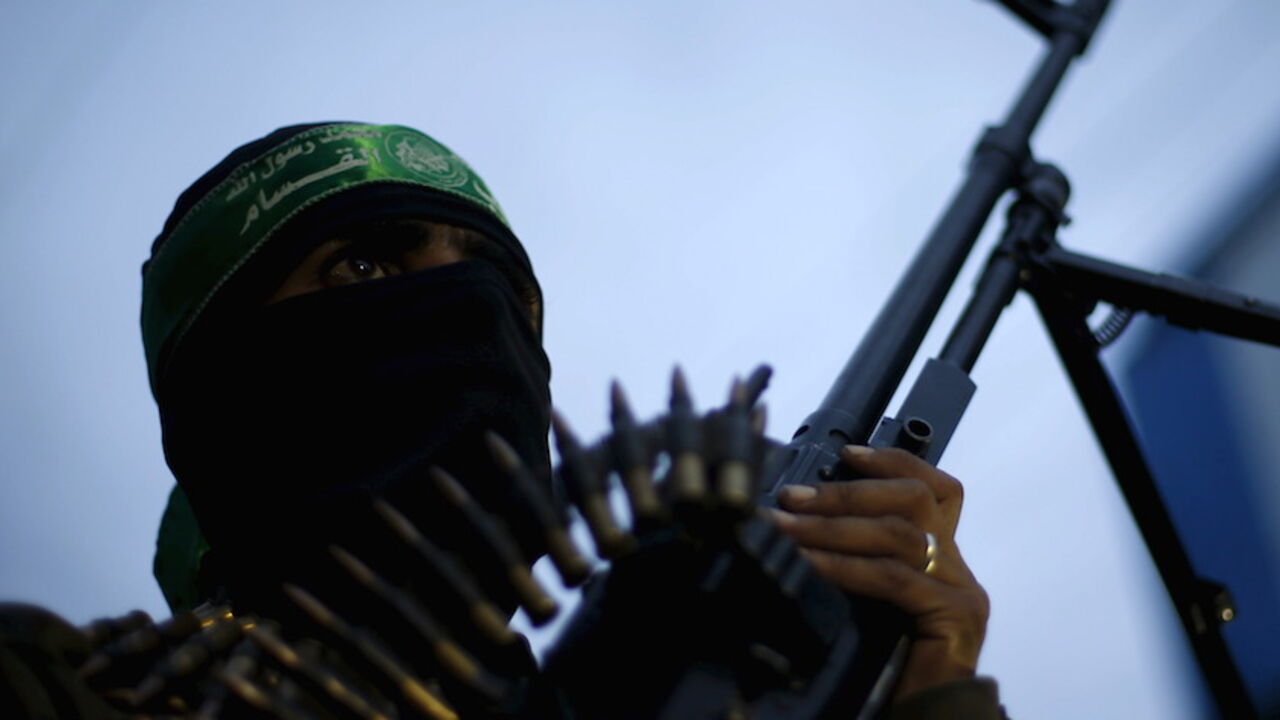 ISRAELI-PALESTINIANS/ A Palestinian Hamas militant takes part in a rally marking the twelfth anniversary of the death of late Hamas leader Sheikh Ahmed Yassin, who was killed in an Israeli attack in Gaza City, March 23, 2016. REUTERS/Suhaib Salem - RTSBYI2