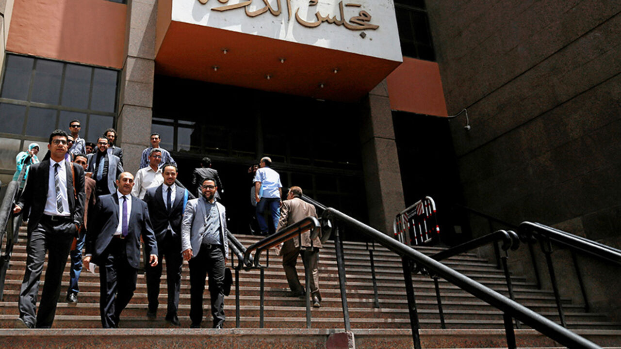 EGYPT-RIGHTS/ Lawyer and former presidential candidate Khaled Ali (2nd L) leaves a hearing for a lawsuit filed against the government to stop the transfer of two Red Sea islands to Saudi Arabia, at the State Court in Cairo, Egypt May 17, 2016. REUTERS/Amr Abdallah Dalsh - RTSENLX