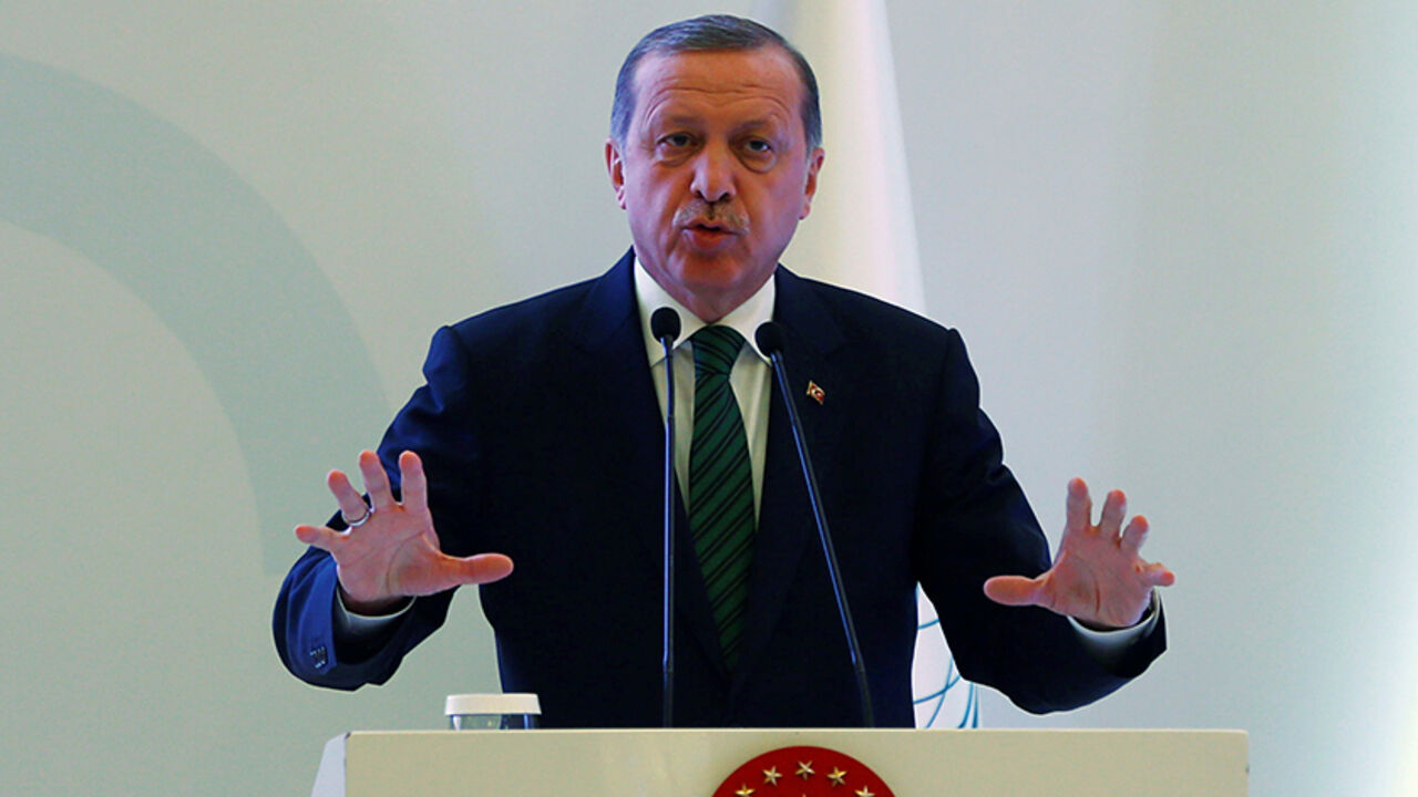 TURKEY-POLITICS/ Turkish President Tayyip Erdogan makes a speech during a conference in Istanbul, Turkey May 17, 2016. REUTERS/Murad Sezer - RTSENZJ