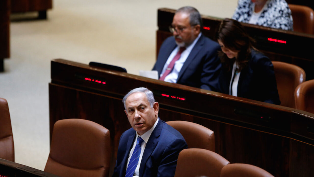 ISRAEL-POLITICS/ Israeli Prime Minister Benjamin Netanyahu (front) and Avigdor Lieberman head of far-right Yisrael Beitenu party attend the opening of the summer session of the Knesset, the Israeli parliament in Jerusalem, May 23, 2016. REUTERS/Ronen Zvulun - RTSFKJO