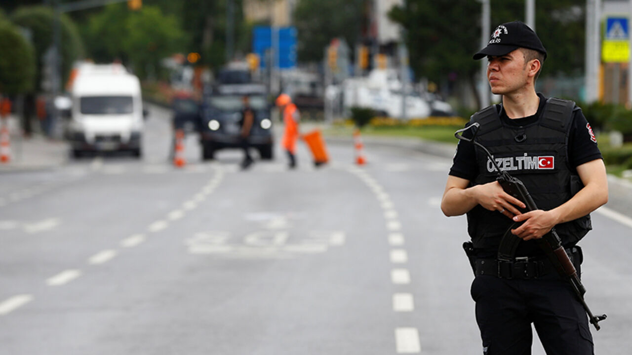 TURKEY-BLAST/ A police officer stands guard near the site where a Turkish police bus was targeted in a bomb attack in a central Istanbul district, Turkey, June 7, 2016. REUTERS/Osman Orsal - RTSGDQF