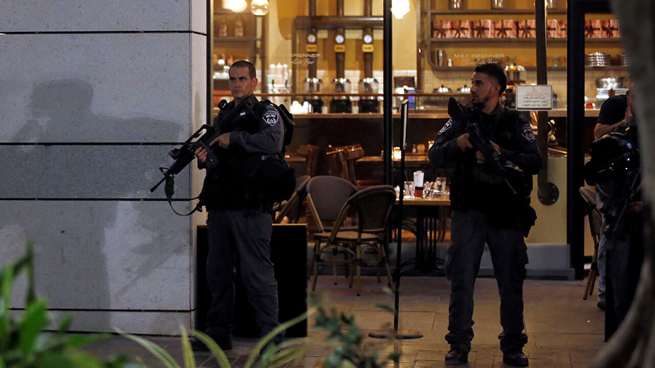 ISRAEL-PALESTINIANS/ Israeli policemen secure the entrance to a restaurant following a shooting attack in the center of Tel Aviv June 8, 2016. REUTERS/Baz Ratner - RTSGMSB