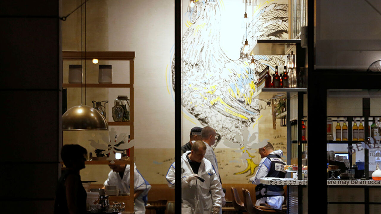 ISRAEL-PALESTINIANS/ Israeli policemen work inside a restaurant following a shooting attack that took place in the center of Tel Aviv June 8, 2016. REUTERS/Baz Ratner - RTSGN35