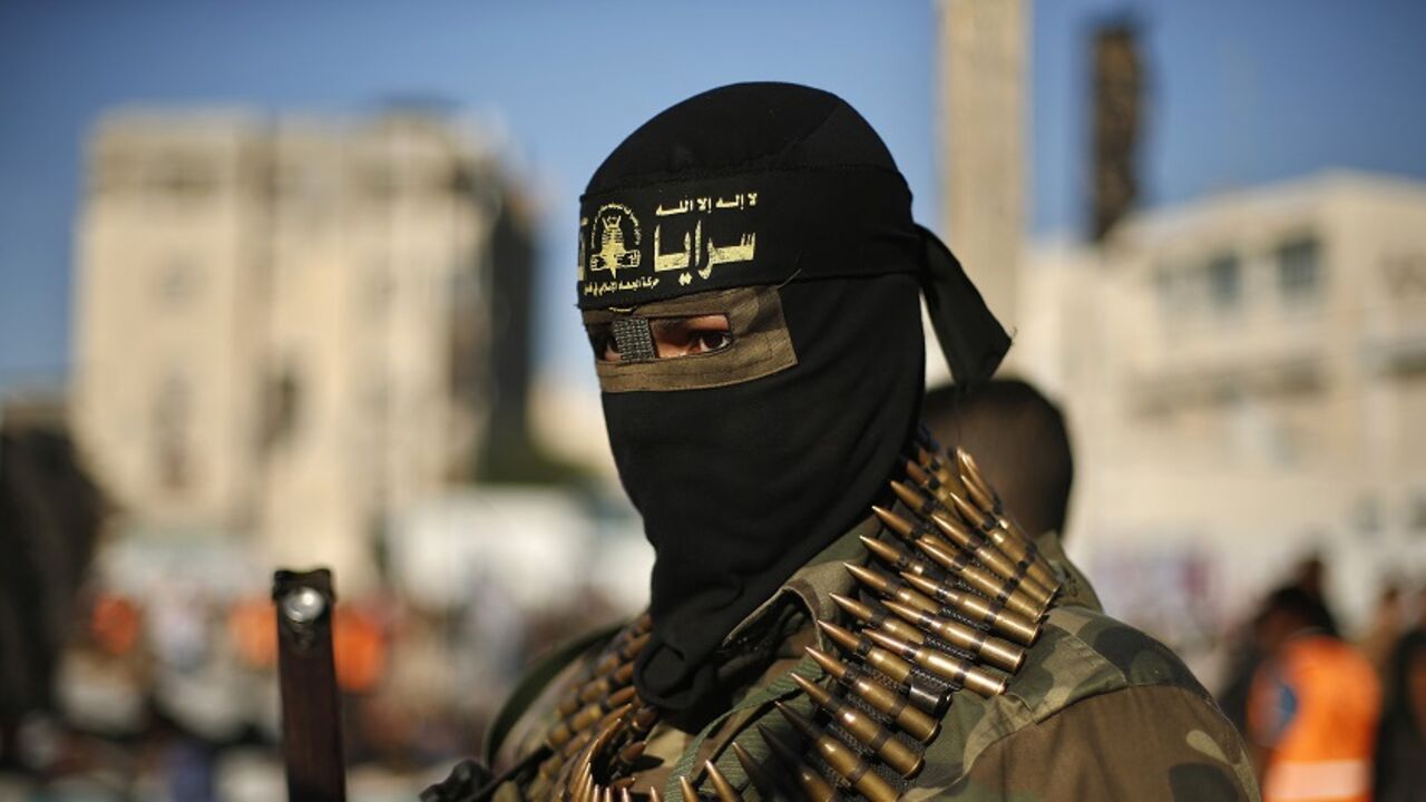 A Palestinian militant stands guard during an anti-Israeli rally organized by Islamic Jihad movement in Rafah in the southern Gaza Strip October 24, 2013. REUTERS/Suhaib Salem (GAZA - Tags: POLITICS CIVIL UNREST) - RTX14MO0