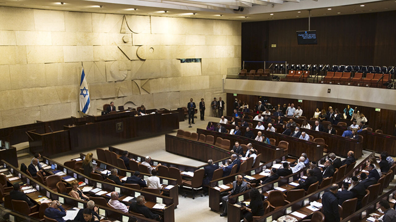 ISRAEL-POLITICS/ A general view shows the plenum during a session at the Knesset, the Israeli parliament, in Jerusalem May 13, 2015. Netanyahu's emerging government scraped by its first parliamentary test on Wednesday, paving the way for the new cabinet to be sworn in after two months of difficult coalition building. REUTERS/Ronen Zvulun - RTX1CSJJ