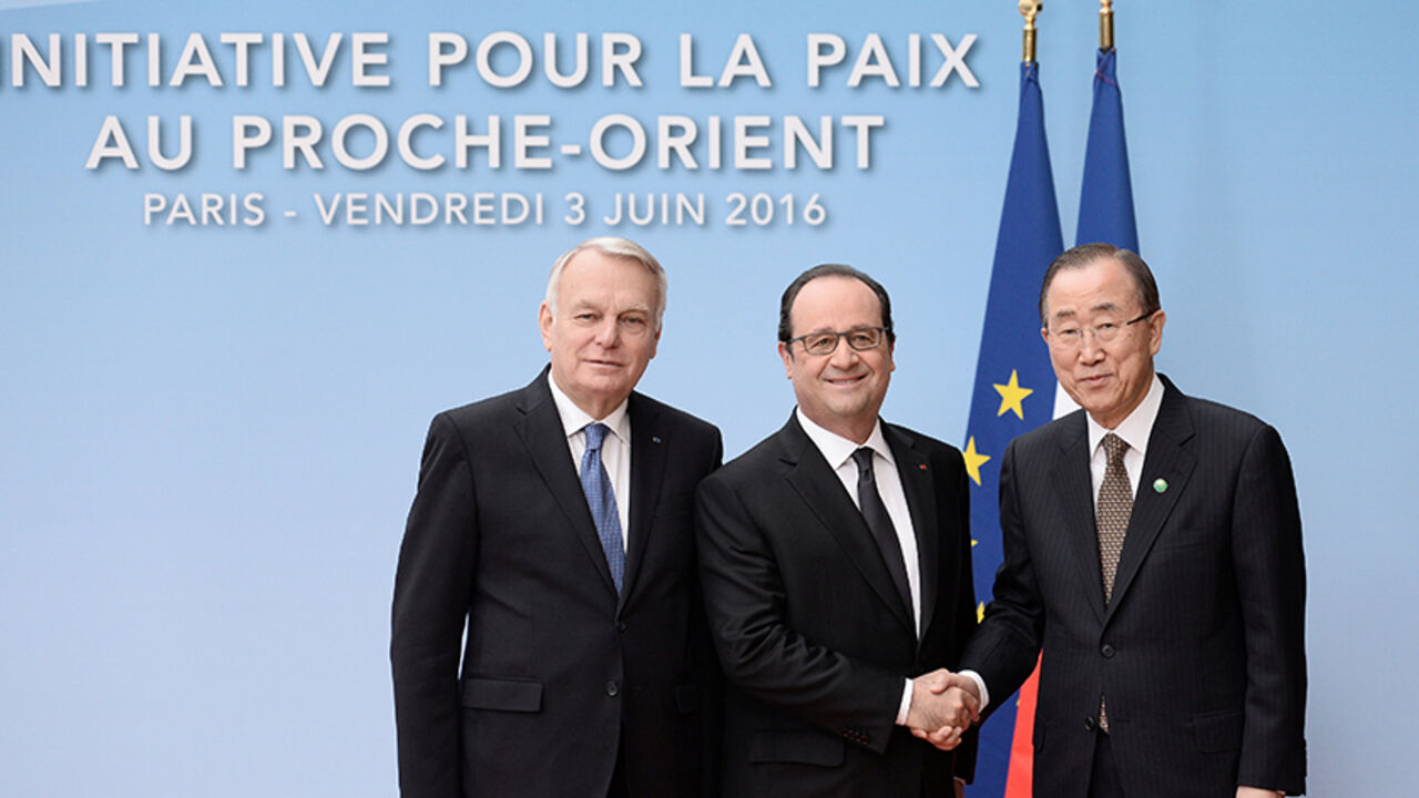 ISRAEL-PALESTINIANS/CONFERENCE (L to R) French Foreign minister Jean-Marc Ayrault, French President Francois Hollande and United Nations Secretary General Ban Ki-moon pose prior to an international and interministerial conference in a bid to revive the Israeli-Palestinian peace process, in Paris, France, June 3, 2016. REUTERS/Stephane de Sakutin/Pool - RTX2FHFG