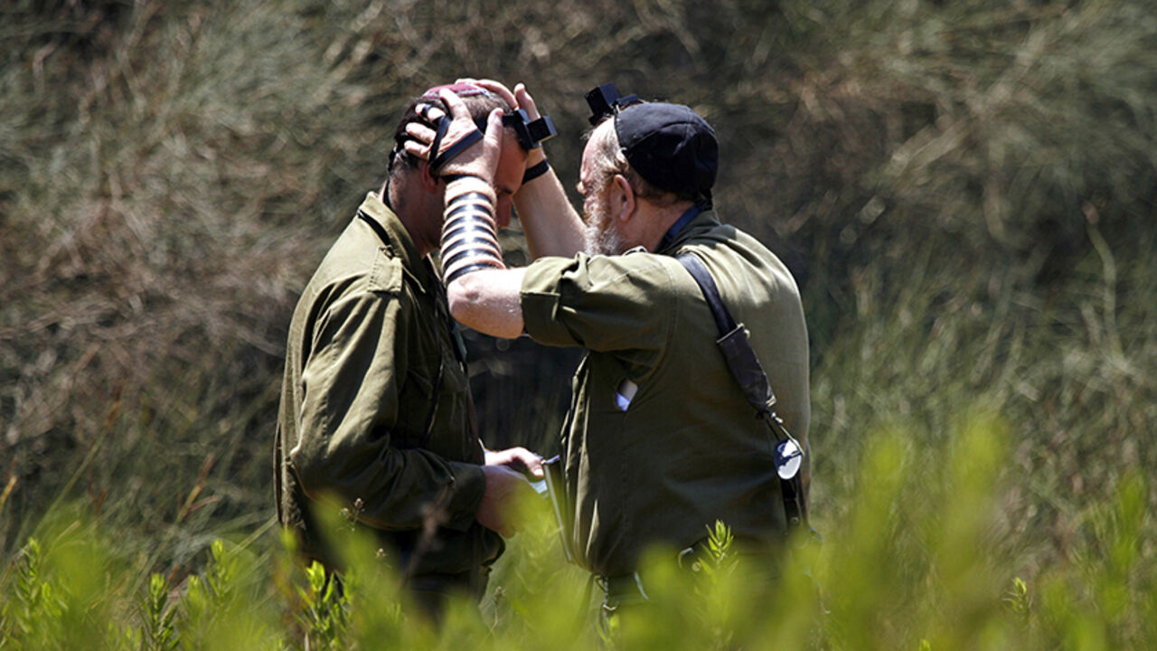 MIDEAST An Israeli army rabbi blesses a soldier who just returned from Lebanon to north of Israel near the Israeli-Lebanon border August 11, 2006. REUTERS/Petr Josek (ISRAEL) - RTR1GAH4