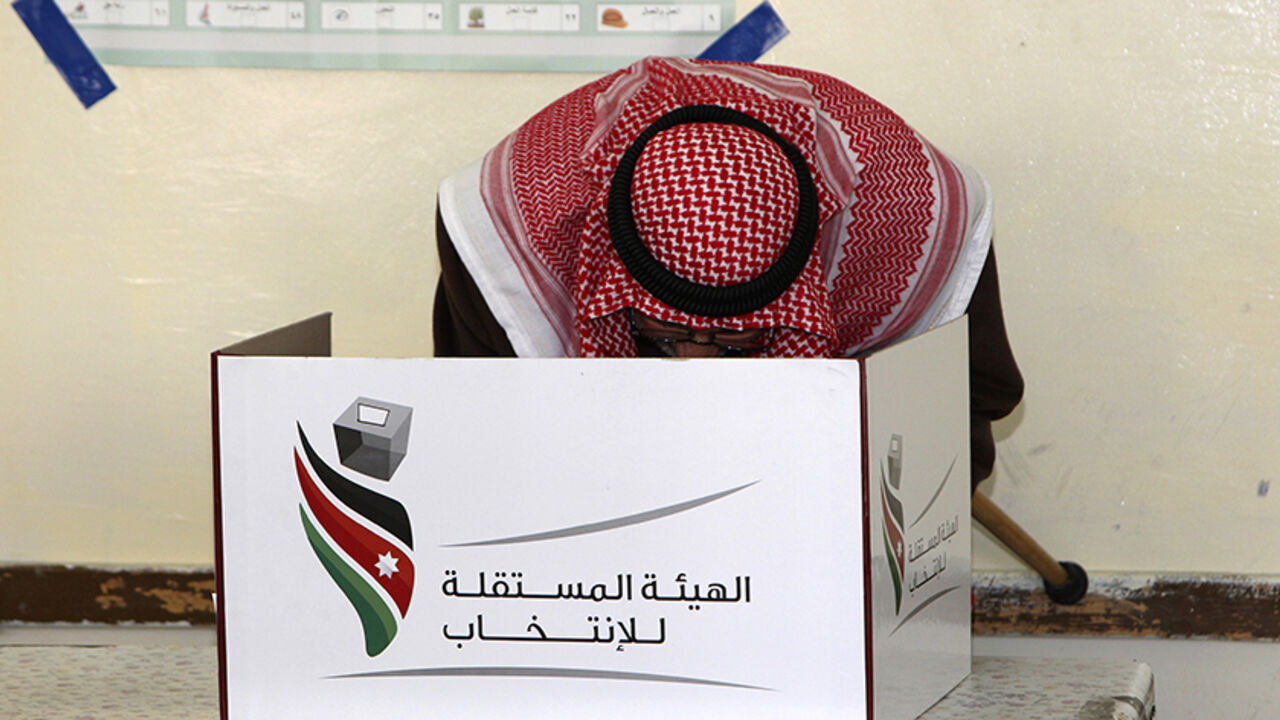 JORDAN-ELECTION/POLLS A man marks his ballot at a polling station in Amman January 23, 2013. Jordanians voted on Wednesday in their first parliamentary elections since the Arab Spring revolts, but a boycott by the main Islamist party will ensure no repeat of an Egypt-style revolution via the ballot box. REUTERS/Majed Jaber (JORDAN - Tags: POLITICS ELECTIONS) - RTR3CTZ7