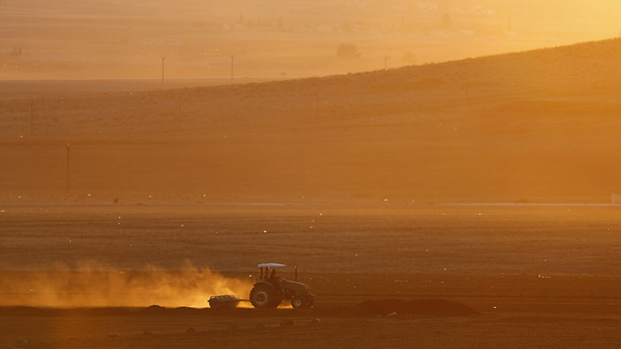 MIDEAST-CRISIS/ A Turkish farmer works on his field near the Mursitpinar border crossing on the Turkish-Syrian border in the southeastern town of Suruc in Sanliurfa province November 18, 2014. REUTERS/Osman Orsal (TURKEY - Tags: AGRICULTURE SOCIETY) - RTR4ELK1