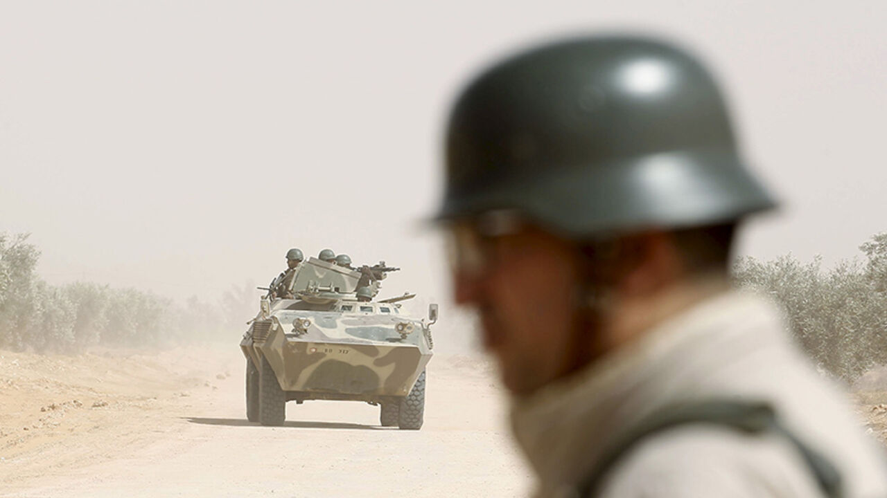 TUNISIA-SECURITY/ Soldiers patrol during a military operation to eliminate militants in a village some 50 km (31 miles) from the town of Ben Guerdane, Tunisia, near the Libyan border, March 10, 2016. REUTERS/Zoubeir Souissi - RTSA8W9
