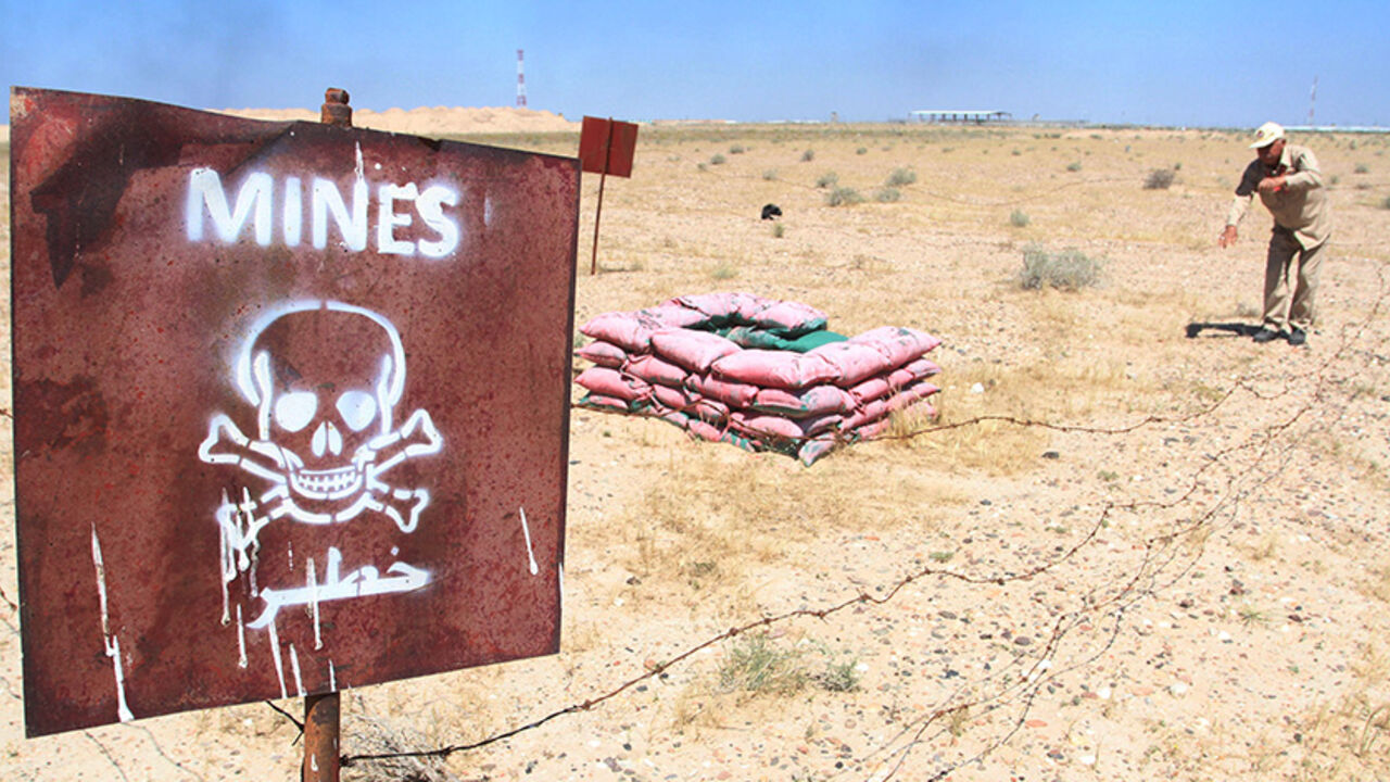 MIDEAST-CRISIS/IRAQ De-mining teams searches for landmines in Rumaila oilfield in Basra province, April 2, 2016. REUTERS/Essam Al-Sudani - RTSD9ED