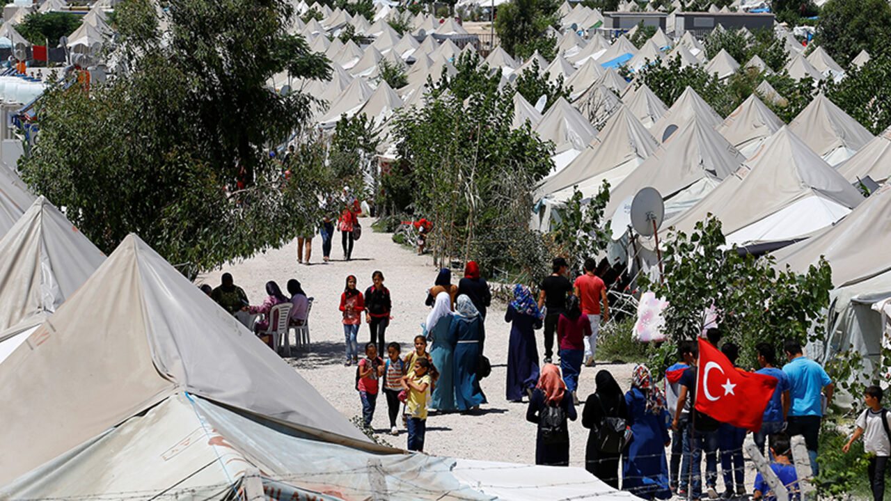HUMANITARIAN-SUMMIT/ Syrian refugees stroll at a refugee camp in Osmaniye, Turkey, May 17, 2016. REUTERS/Umit Bektas - RTSF6J7