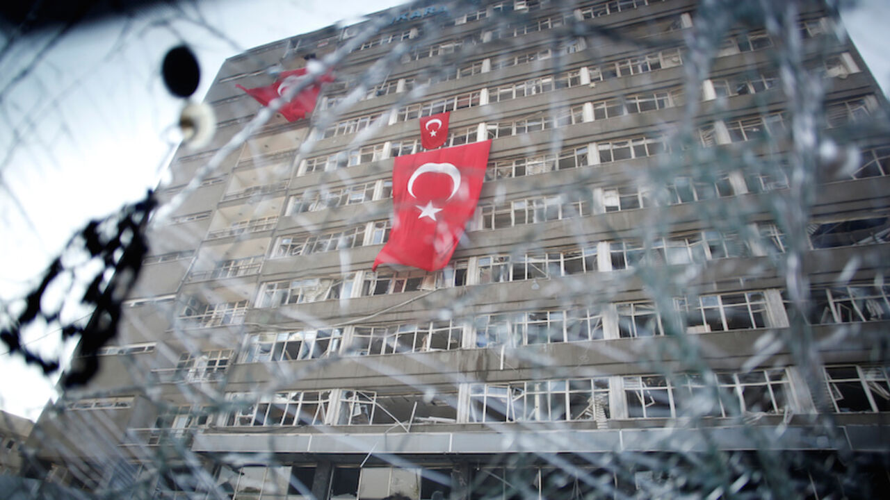 TURKEY-SECURITY/ The Ankara police headquarters is seen through a car's broken window caused by fighting during a coup attempt in Ankara, Turkey, July 19, 2016. REUTERS/Baz Ratner TPX IMAGES OF THE DAY - RTSIQPK