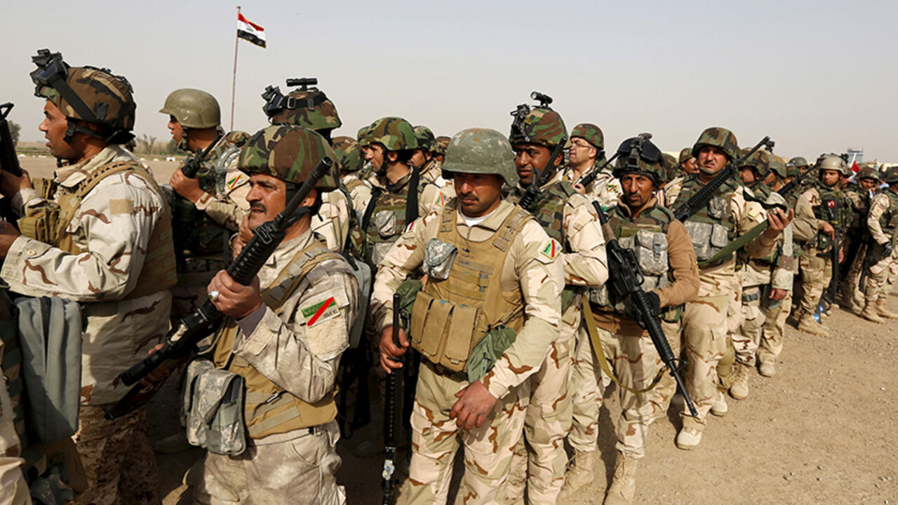 Iraqi security forces wait for vehicles travelling to Mosul to fight against militants of Islamic State at an Iraqi army base in Camp Taji in Baghdad, February 21, 2016. REUTERS/Ahmed Saad/File Photo - RTSIUAD