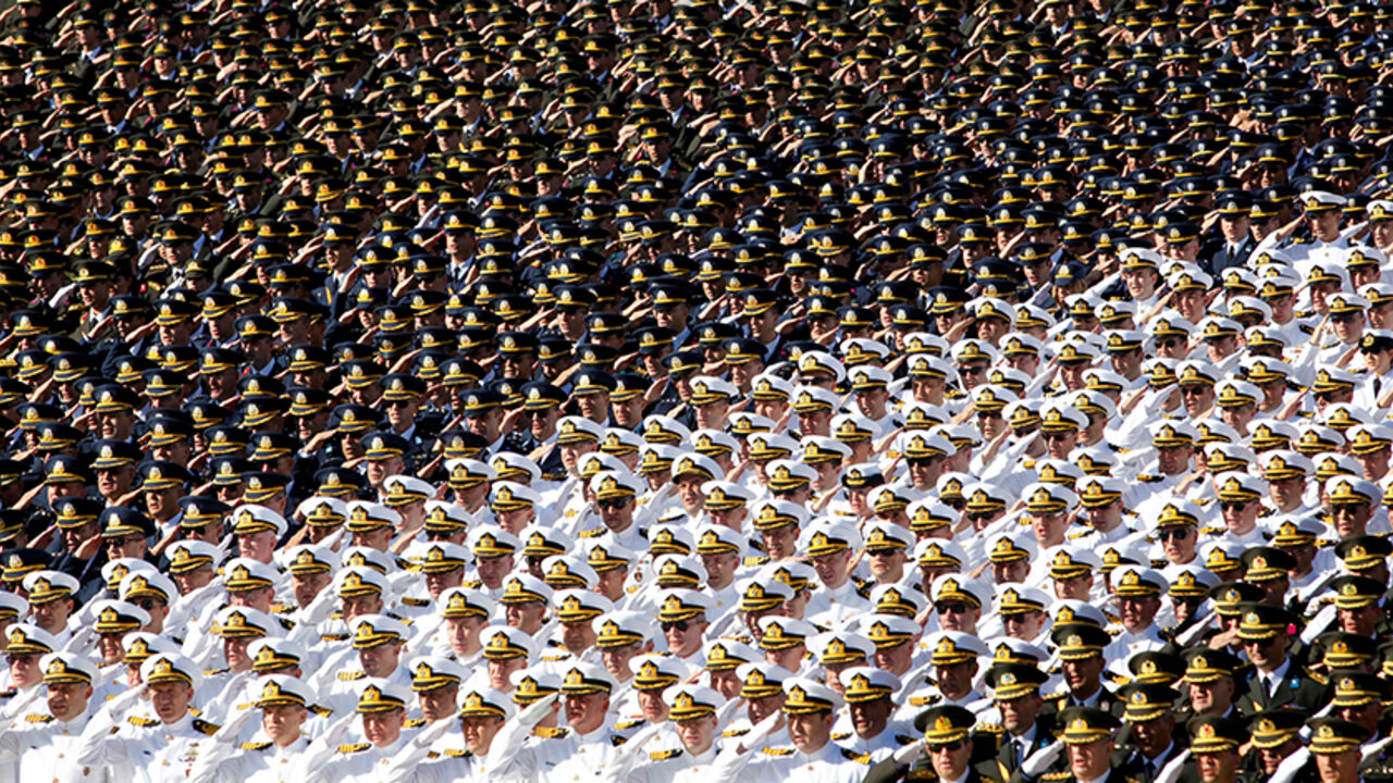 TURKEY-SECURITY/MILITARY Turkish soldiers salute during a ceremony marking the 87th anniversary of Victory Day at the mausoleum of Mustafa Kemal Ataturk, founder of modern Turkey, in Ankara, Turkey, August 30, 2009. REUTERS/Umit Bektas/File photo - RTSJOQQ