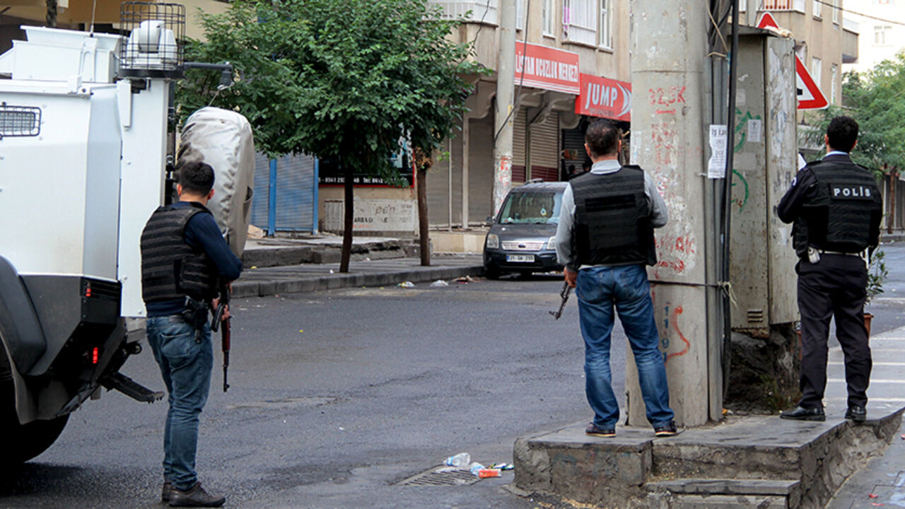 MIDEAST-CRISIS/TURKEY Members of Turkish police special forces take part in a security operation in Diyarbakir, Turkey, October 26, 2015. Two Turkish policemen and seven Islamic State militants were killed in a firefight after police raided more than a dozen houses in Turkey's southeast early on Monday, security sources and government spokesman Numan Kurtulmus said on Monday. The clash took place in the Kayapinar district of the mainly Kurdish city of Diyarbakir. It was the first such shoot-out between Turkish security forces an