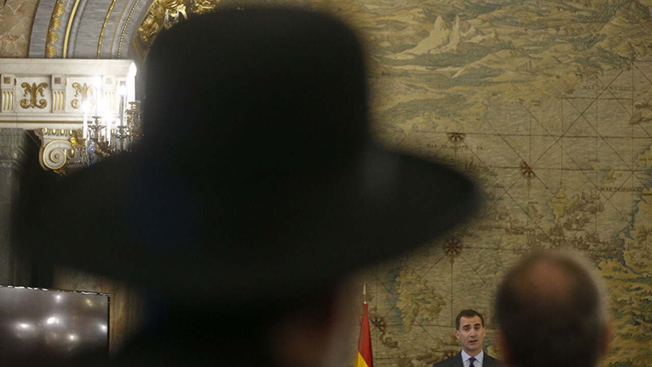 SPAIN-ROYALS/ Spain's King Felipe delivers a speech during a ceremony celebrating a law through which Sephardic Jews, that can prove that they are descendants of the Sephardic Jews expelled from Spain in 1492 and that maintain a special relationship with Spain, can apply for Spanish citizenship, at the Royal Palace in Madrid, Spain November 30, 2015. REUTERS/Andrea Comas - RTX1WHWT