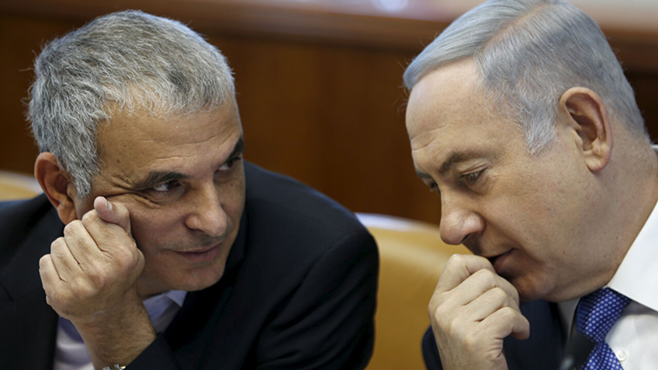 OECD-ISRAEL/ Israeli Prime Minister Benjamin Netanyahu (R) speaks with Finance Minister Moshe Kahlon during the weekly cabinet meeting in Jerusalem January 31, 2016. REUTERS/Amir Cohen - RTX24S18