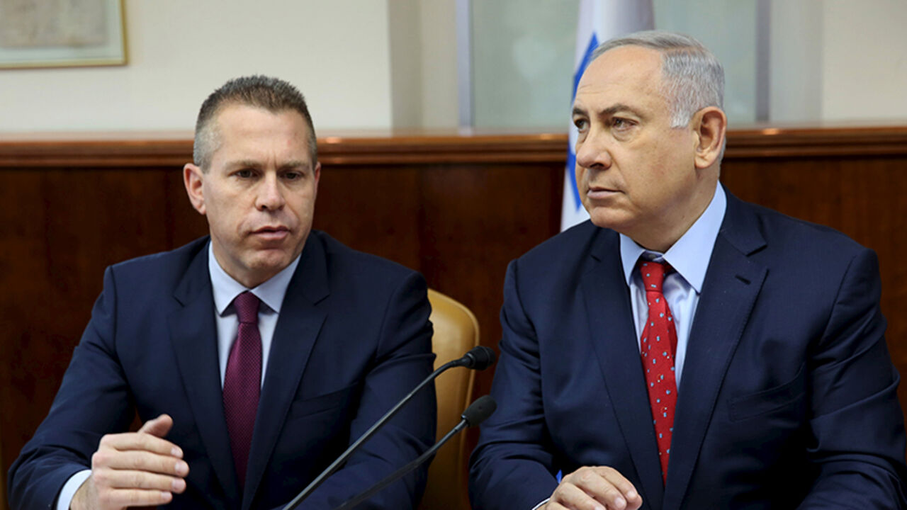 ISRAEL-PALESTINIANS/ Israeli Prime Minister Benjamin Netanyahu (R) sits next to Israeli Public security Minister Gilad Erdan during the weekly cabinet meeting in Jerusalem April 10, 2016. REUTERS/Gali Tibbon/Pool - RTX29ADY
