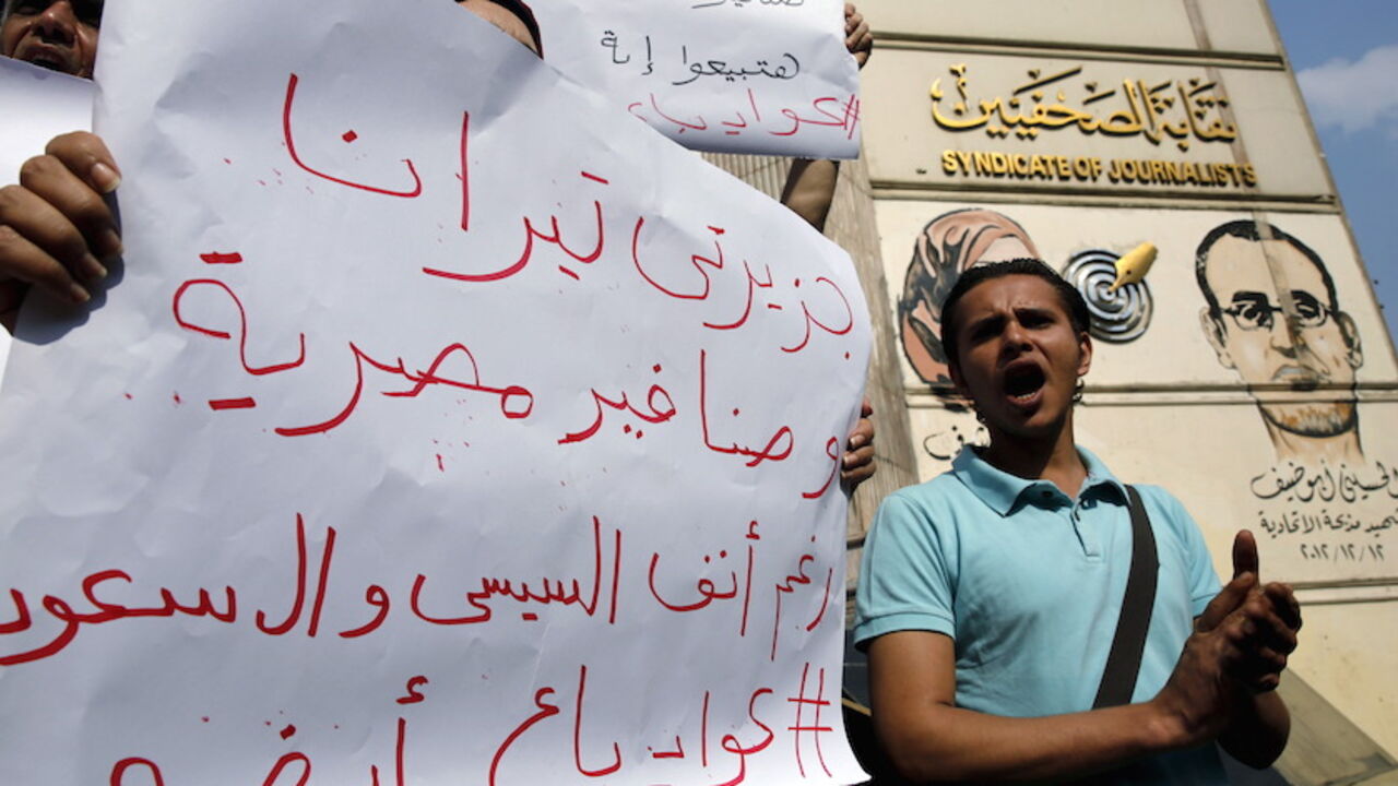 EGYPT-SISI/ Egyptian activists shout anti-President Abdel Fattah al-Sisi and government slogans during a demonstration protesting against the government's decision to transfer two Red Sea islands to Saudi Arabia, in front of the Press Syndicate in Cairo, Egypt, April 13, 2016. The sign reads, "The two Islands Tiran and Sanafir are the Egyptians". REUTERS/Amr Abdallah Dalsh - RTX29RVO