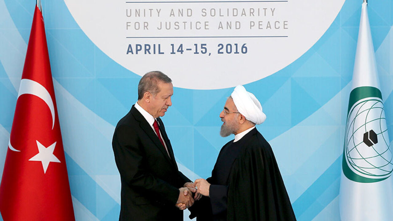 TURKEY-SUMMIT/ Turkish President Tayyip Erdogan (L) welcomes his Iranian counterpart Hassan Rouhani during the Organisation of Islamic Cooperation (OIC) Istanbul Summit in Istanbul, Turkey April 14, 2016. REUTERS/Berk Ozkan/Pool TPX IMAGES OF THE DAY - RTX29X07