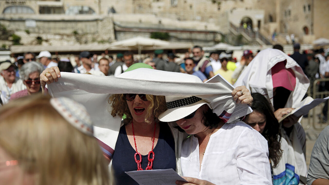 ISRAEL-RELIGION Members of the activist group "Women of the Wall" wear Jewish prayer shawls which the Orthodox Jewish community traditionally reserves for men, during an event for the Jewish holy day of Passover near the Western Wall in Jerusalem's Old City, April 24, 2016. REUTERS/Ronen Zvulun - RTX2BE6W
