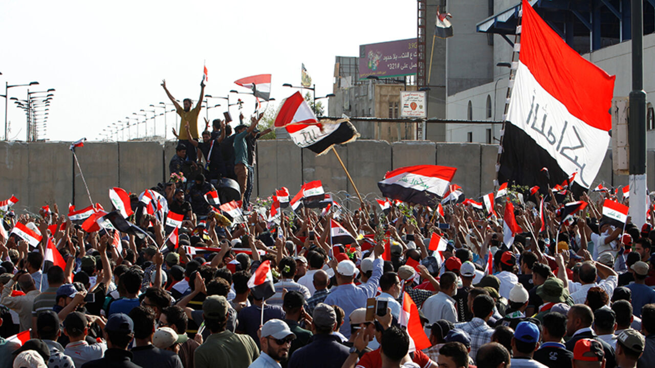 MIDEAST-CRISIS/IRAQ-FALLUJA Anti-government protesters gather as they try to approach the heavily fortified Green Zone at Tahrir Square in Baghdad, Iraq May 27, 2016. REUTERS/Khalid al Mousily TPX IMAGES OF THE DAY - RTX2EIN7