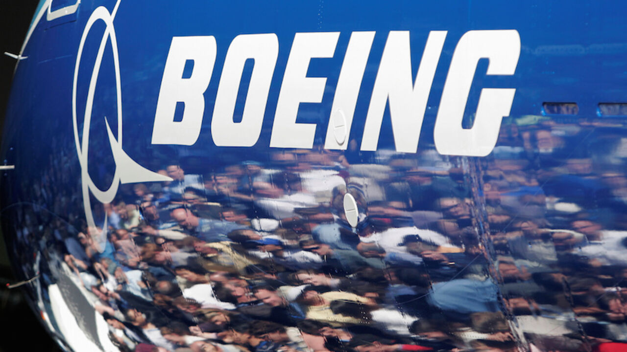 FILE PHOTO: Invited guests for the world premiere of the Boeing 787 Dreamliner are reflected in the fuselage of the aircraft at the 787 assembly plant in Everett, Washington, July 8, 2007. REUTERS/Robert Sorbo/File photo     TPX IMAGES OF THE DAY      - RTX2GZQD