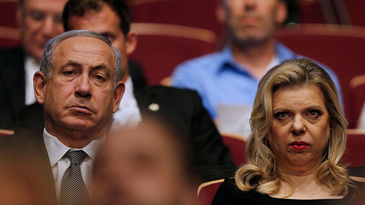 PEOPLE-MIRREN/ISRAEL-PRIZE Israeli Prime Minister Benjamin Netanyahu (L) and his wife Sara (R) attend the the the 2016 Genesis Prize in Jerusalem, June 23, 2016. REUTERS/Amir Cohen - RTX2HV1J