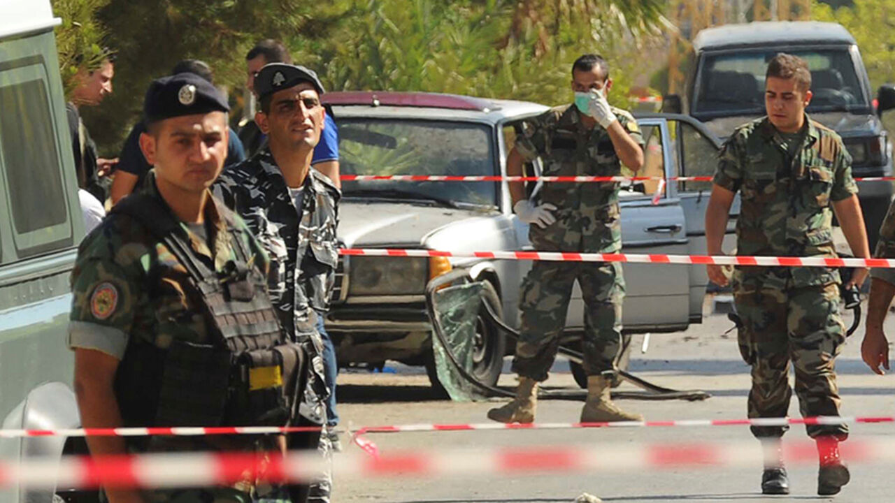 MIDEAST-CRISIS/LEBANON Lebanese army soldiers and policemen secure the area at the site where suicide bomb attacks took place in the Christian village of Qaa, in the Bekaa valley, Lebanon June 27, 2016. REUTERS/Hassan Abdallah - RTX2IE68