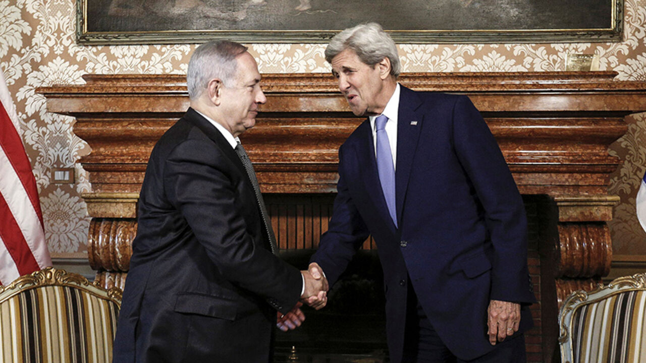 ISRAEL-TURKEY-ECONOMY/ U.S. Secretary of State John Kerry (R) shakes hands with Israeli Prime Minister Benjamin Netanyahu in Rome, Italy, June 27, 2016. REUTERS/Giuseppe Lami/Pool - RTX2IEZ0