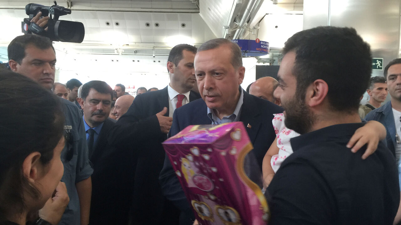 TURKEY-BLAST/ERDOGAN Turkish President Tayyip Erdogan chats with passengers at the international departure terminal during his visit to Ataturk airport in Istanbul, Turkey, July 2, 2016. REUTERS/Seda Sezer - RTX2JEBA