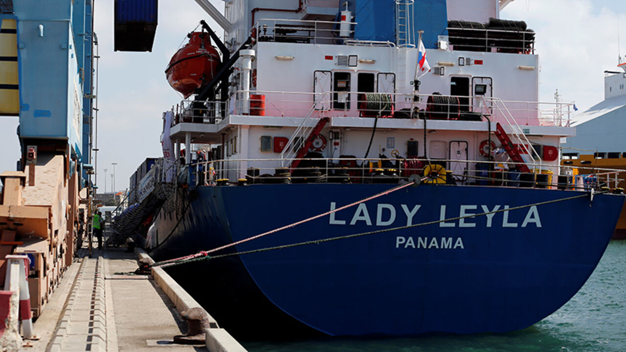 TURKEY-ISRAEL/GAZA-AID Containers are unloaded from the Panama-flagged Lady Leyla, a Turkish ship carrying humanitarian aid to Gaza, at the Ashdod port, in southern Israel July 3, 2016. REUTERS/Amir Cohen - RTX2JHIS
