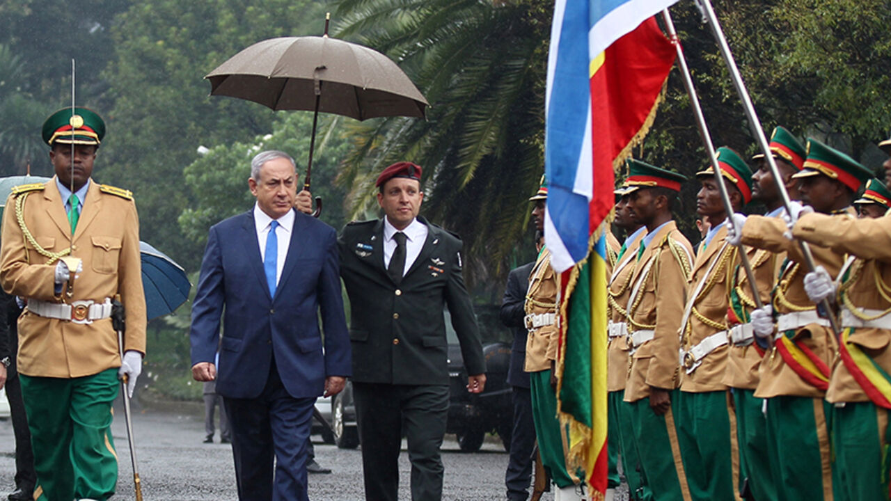 AFRICA-ISRAEL/ETHIOPIA Israeli Prime Minister Benjamin Netanyahu inspects a guard of honor at the National Palace during his State visit to Addis Ababa, Ethiopia, July 7, 2016. REUTERS/Tiksa Negeri - RTX2K46G