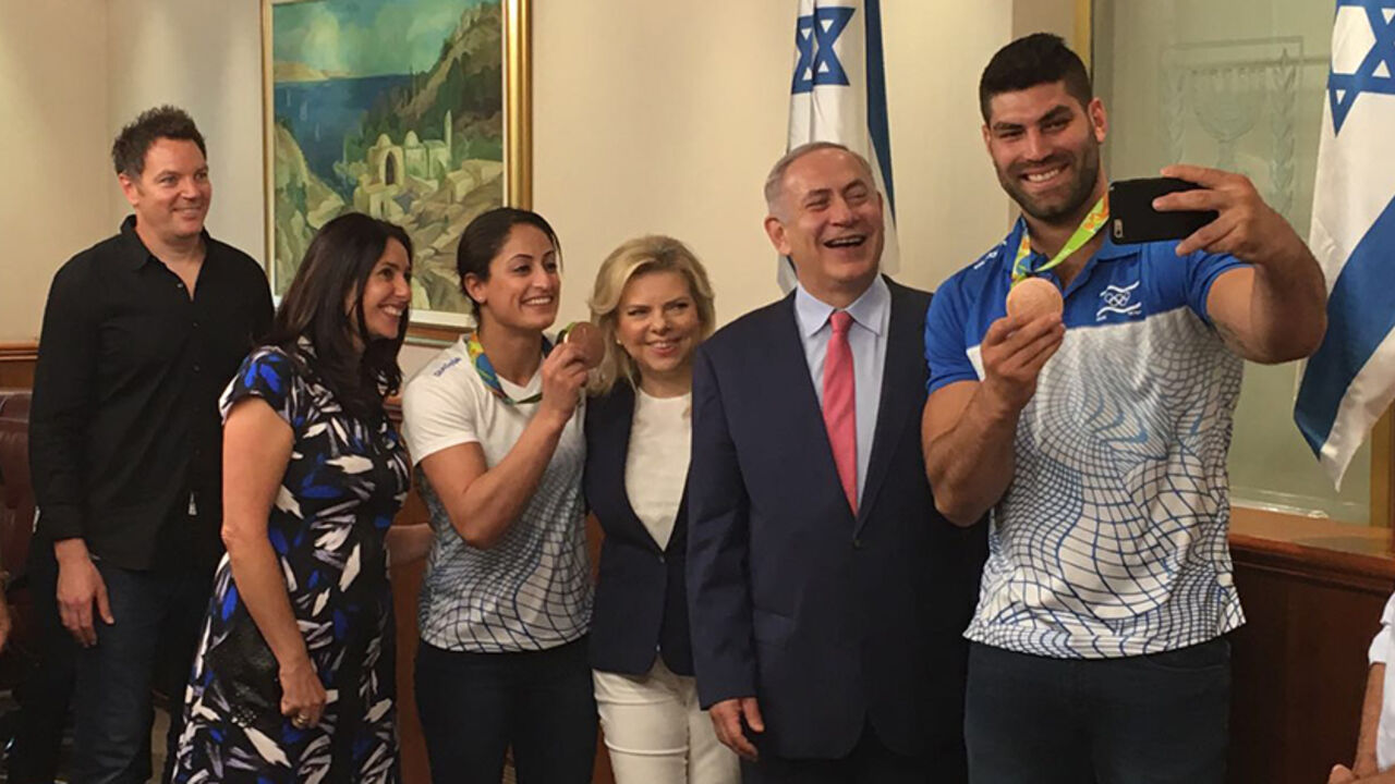NetanyahuSelfieFacebook.jpg