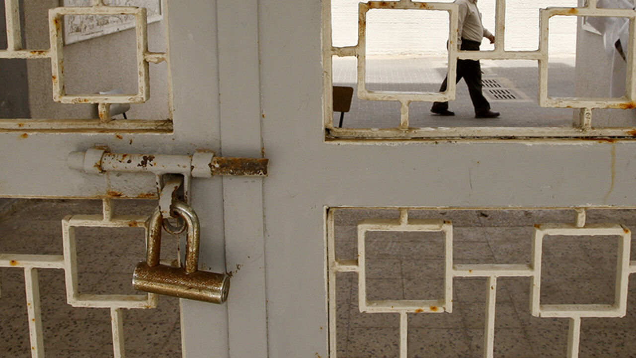 PALESTINIANS-UNIVERSITIES/ A Palestinian man walks past a closed gate of al-Aqsa University in Gaza April 15, 2008. Two major Gaza universities suspended classes on Tuesday, saying a fuel crisis in the Hamas-controlled territory was making it difficult for students to travel to school. REUTERS/Mohammed Salem (GAZA) - RTR1ZI9K
