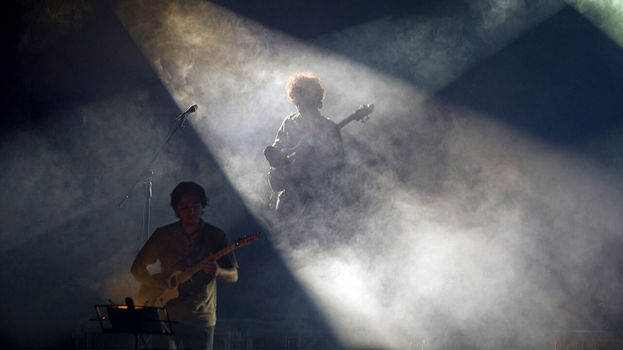 Iranian musicians perform during a concert at the Interior Ministry building in Tehran April 24, 2008. REUTERS/Morteza Nikoubazl (IRAN) - RTR1ZUUW
