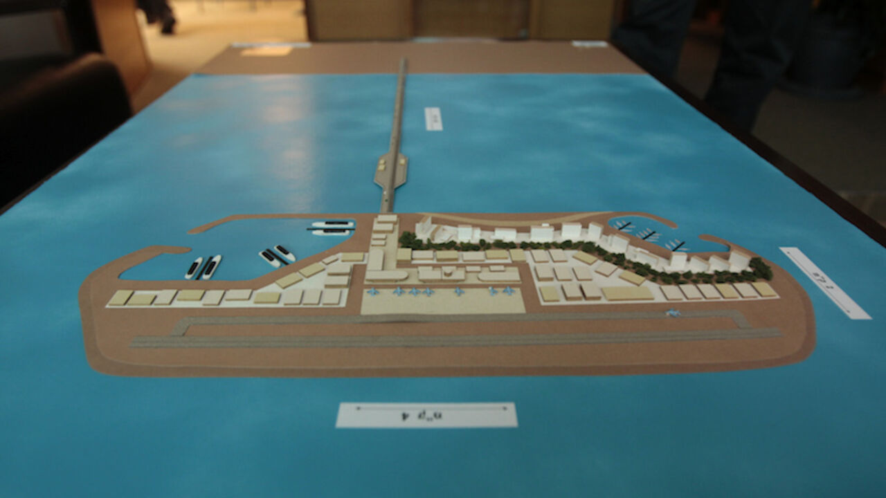 A model of an artificial island is displayed at the Transport Ministry in Jerusalem A model of an artificial island is displayed at the Transport Ministry in Jerusalem March 30, 2011. Israel is considering building an artificial island with sea and air ports off blockaded Gaza, as a long-term solution to shipping goods into the Hamas-run Palestinian enclave, the transport minister said. REUTERS/Baz Ratner (JERUSALEM - Tags: POLITICS TRANSPORT) - RTR2KLNK