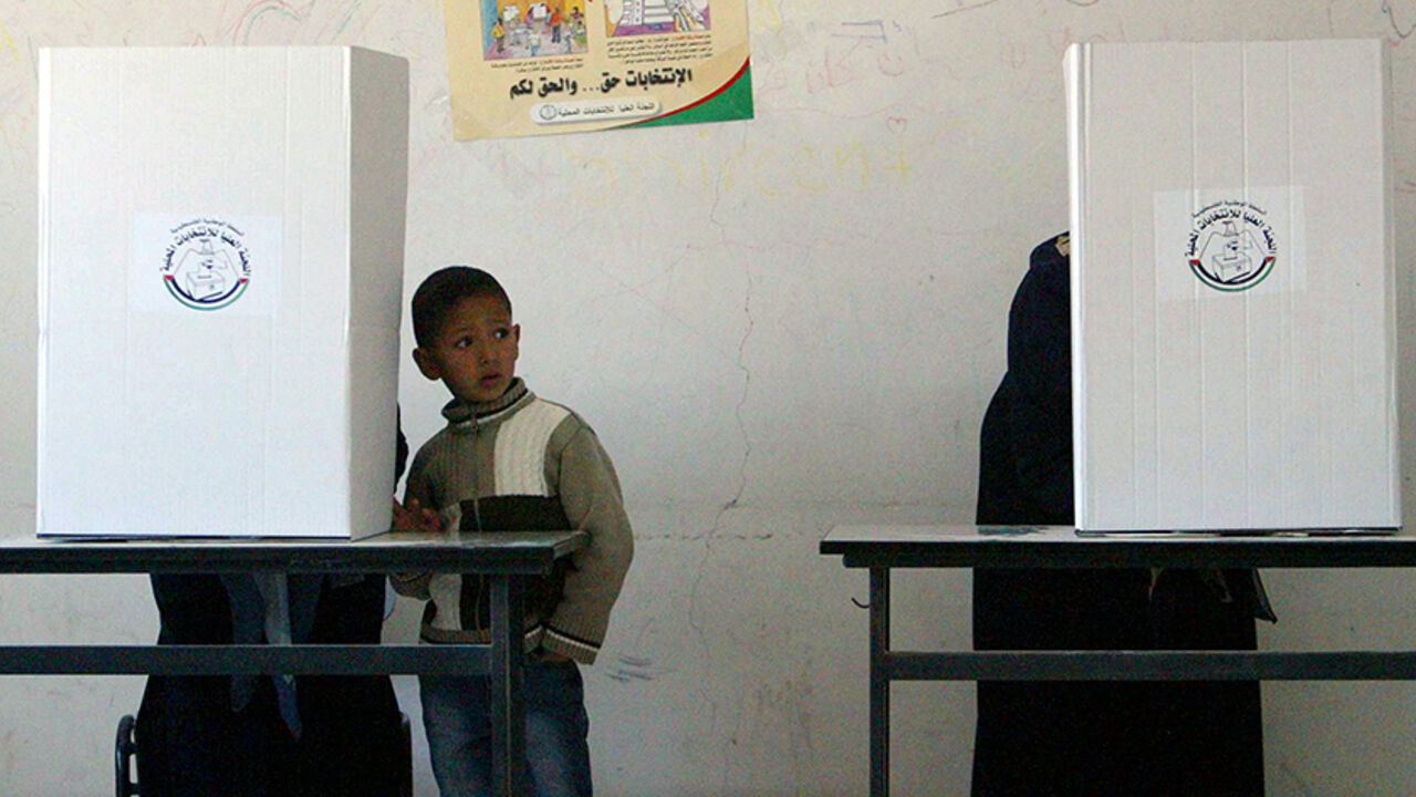 Palestinian women votes in the West Bank village of Bani Naim May 5, 2005. Palestinians voted on Thursday in municipal elections likely to strengthen Islamist faction Hamas against President Mahmoud Abbas's troubled Fatah movement and hint at the outcome of a planned parliamentary ballot. REUTERS/Ammar Awad  AWA/GOT - RTRA7PE