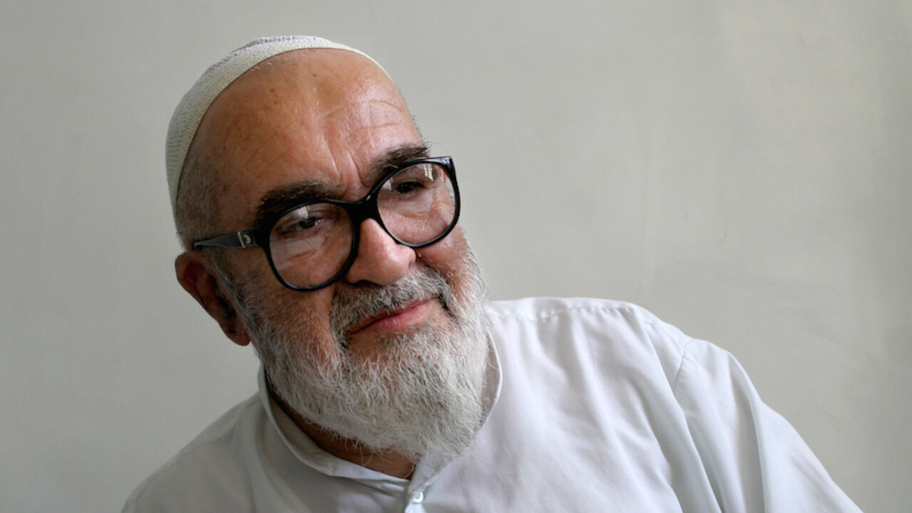 Iranian dissident cleric Grand Ayatollah Hossein Ali Montazeri speaks with Reuters at his home in Qom, 120 km (75 miles) south of Tehran, May 19, 2005. Iran's Islamic system has been abused to deny the president real power, sapping public interest in next month's election, Montazeri told Reuters. Picture taken May 19, 2005. REUTERS/Morteza Nikoubazl  MN/DY/TZ - RTRBTXJ