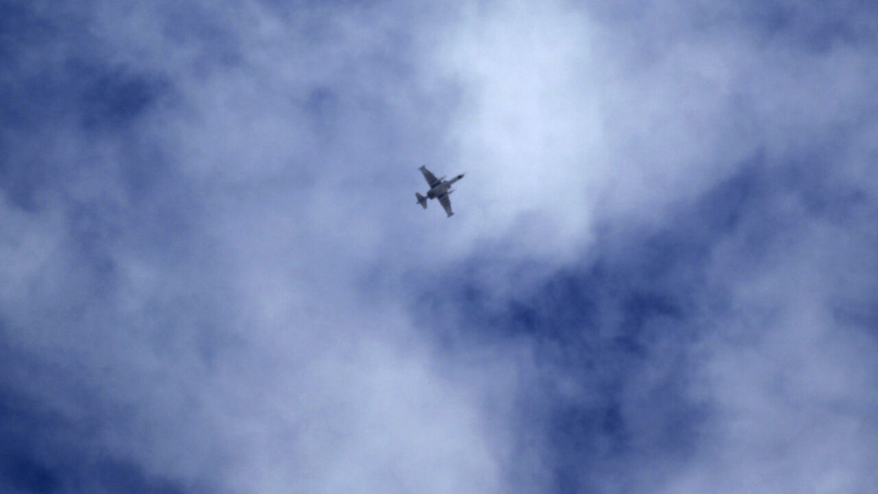 MIDEAST-CRISIS/SYRIA A warplane, which activists said belongs to the Russian forces, flies in the sky over the southern Idlib province, Syria October 2, 2015. REUTERS/Khalil Ashawi - RTS7PZH